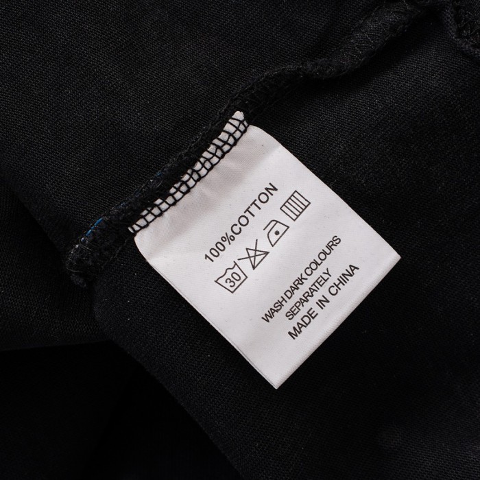 Space astronauts wear old washed short-sleeved shirts 29033227
