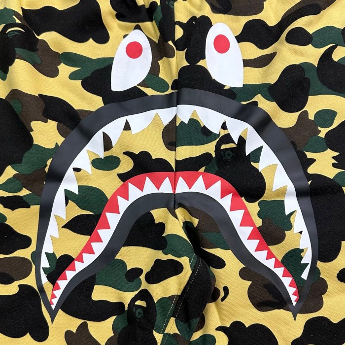 Yellow Camouflage All-over Shark Print Casual Cotton Shorts 29062650