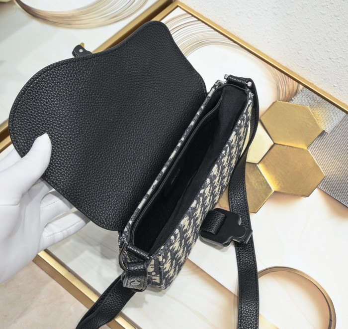 Men's Oblique Jacquard Saddle Crossbody Bag with Leather Flap 2 colors 29119184