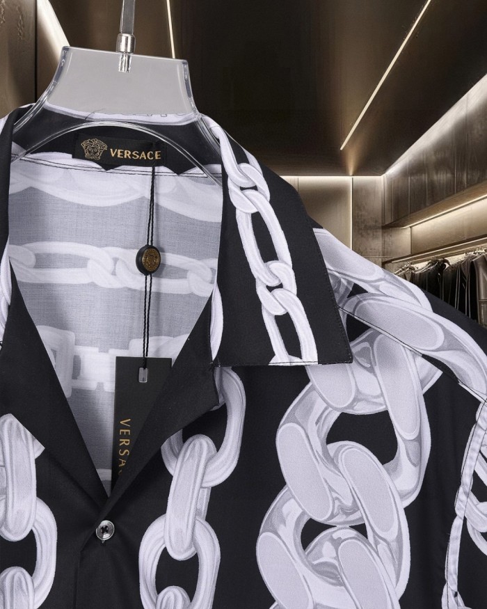 Urban Holiday Bold Monochrome Chain Link Allover Print Medusa Badge Shirt 2 colors 29139982