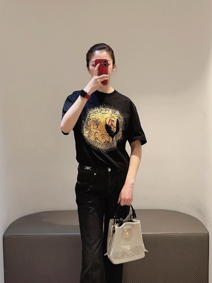 Luxury Equestrian Style Golden Horse Portrait Greca Circle Rhinestone Sparkle Print T-shirt 29140041