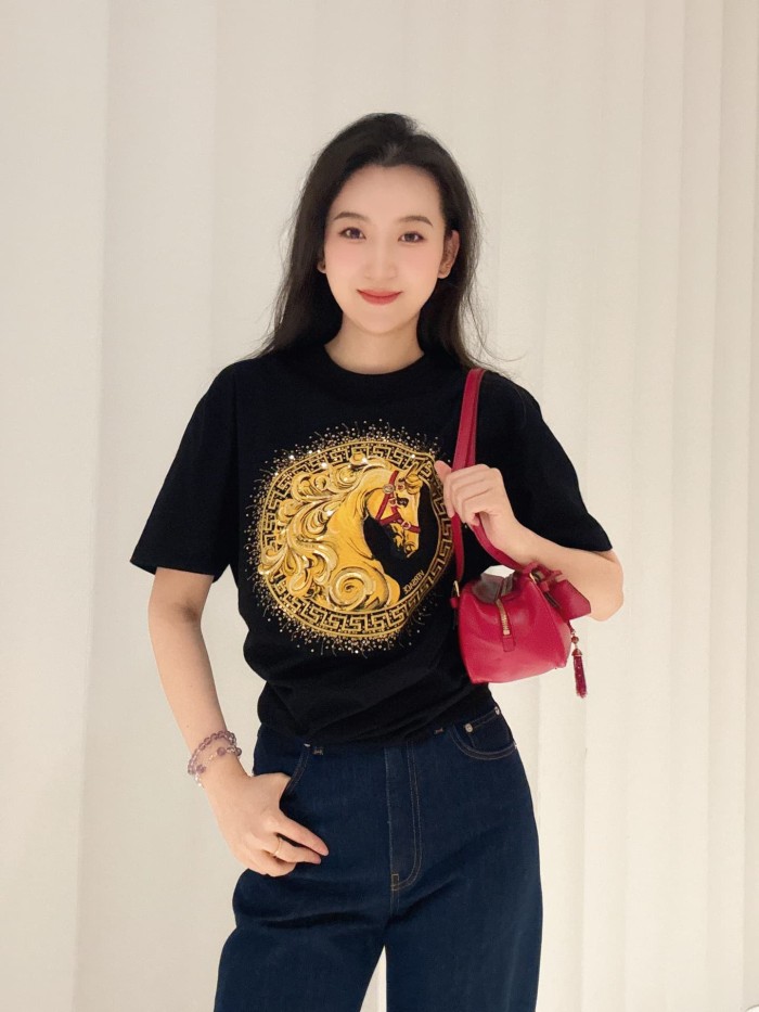 Luxury Equestrian Style Golden Horse Portrait Greca Circle Rhinestone Sparkle Print T-shirt 29140041