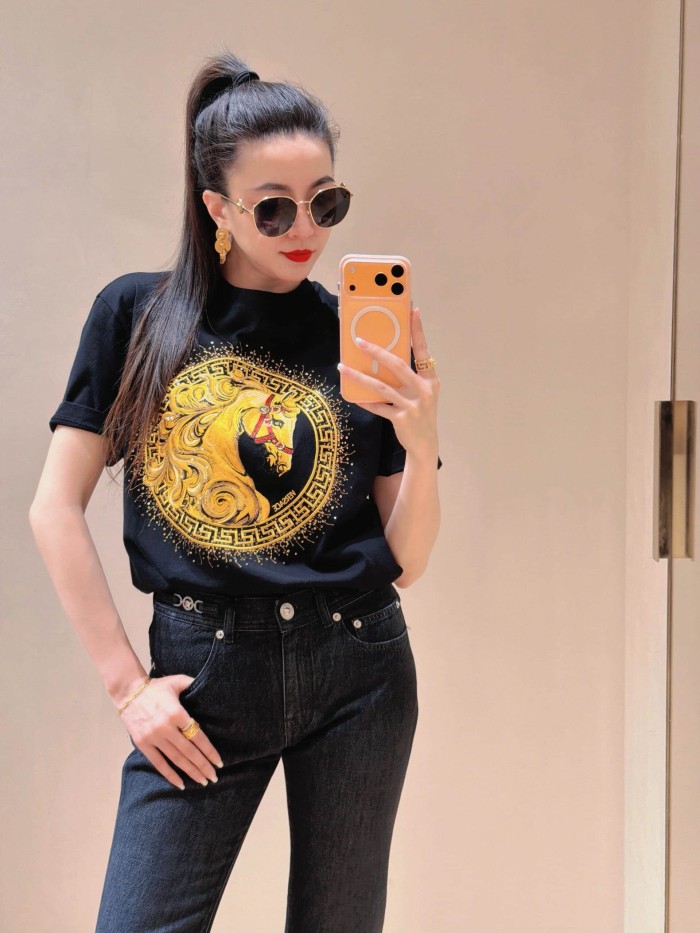 Luxury Equestrian Style Golden Horse Portrait Greca Circle Rhinestone Sparkle Print T-shirt 29140041