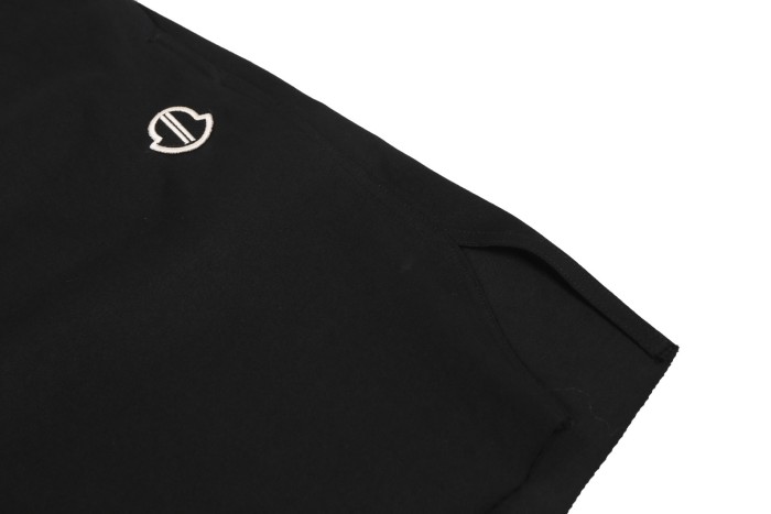 1:1 quality version Co-branded Moncler Logo Embroidered Split Raw Edge Shorts 29214047