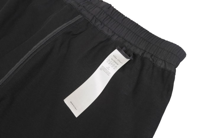 1:1 quality version Co-branded Moncler Logo Embroidered Split Raw Edge Shorts 29214047