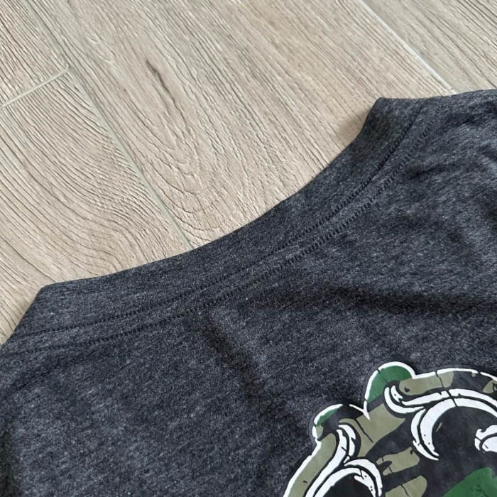 1:1 quality version Camo Crack Sword Vine V Neck Print Tee 2 colors for girls 29306362