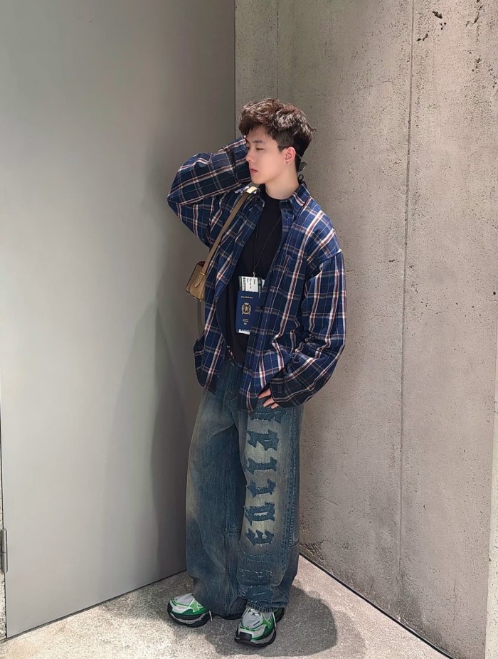 1:1 quality version Heavy Wash Gradient Yellowed Bleach Side Vertical Thorn Gothic Font Patch Stitch High Waist Denim Pants 29321480