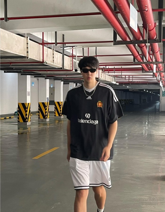 1:1 quality version Black Vertical Stripe V Neck White Trim Raglan Sleeve Soccer Jersey Multi Logo Badge Print Quick Dry T-shirt 29321107