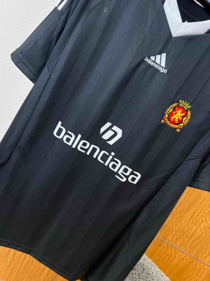 1:1 quality version Black Vertical Stripe V Neck White Trim Raglan Sleeve Soccer Jersey Multi Logo Badge Print Quick Dry T-shirt 29321107