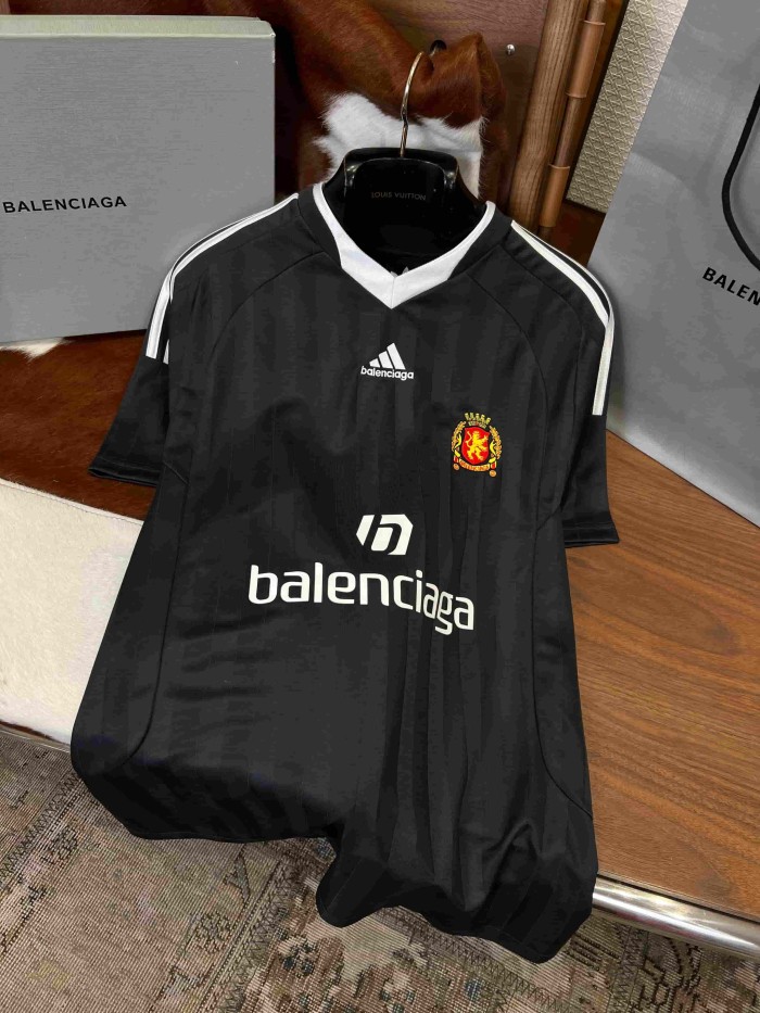 1:1 quality version Black Vertical Stripe V Neck White Trim Raglan Sleeve Soccer Jersey Multi Logo Badge Print Quick Dry T-shirt 29321107