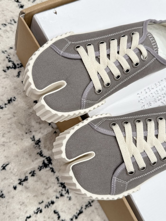 1:1 quality version Split-Toe Canvas Shoes 7 colors 29357995