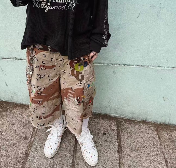 1:1 quality versionStreetwear Desert Camo Front And Back Patch Graffiti Print Distressed Multi Pocket Loose Fit Cargo Shorts 29367379