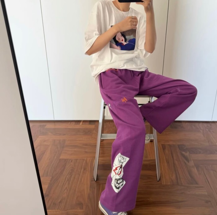 1:1 quality version Streetwear Purple Color Graffiti Slogan Poker Print Wide Leg Drawstring Casual Sweatpants 29392390