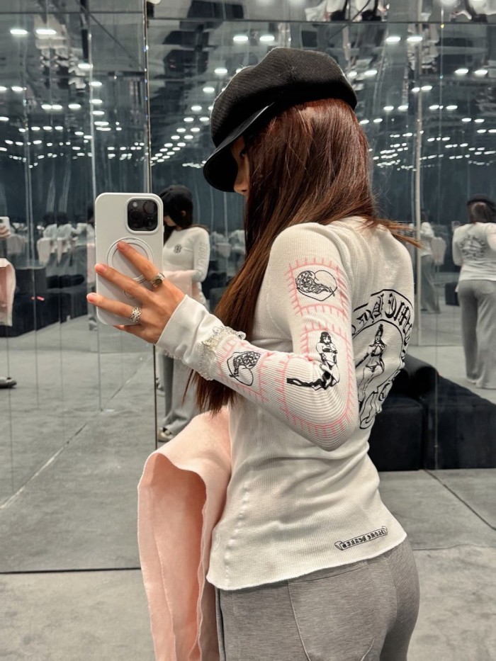 1:1 quality version White Waffle Knit Dagger Lady Gothic Letter Print Crew Neck Long Sleeve Tee 2 colors 29392334