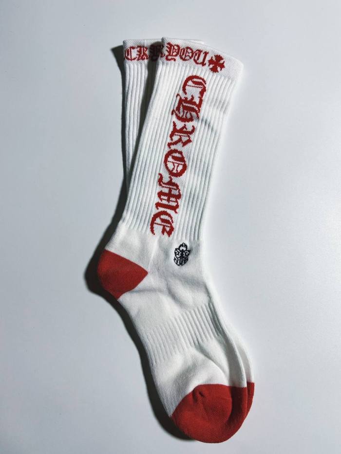 1:1 quality version White Background Gothic Vertical Letter Rib‑Knit Mid‑Crew Socks 3 Pairs Per Card 29399297