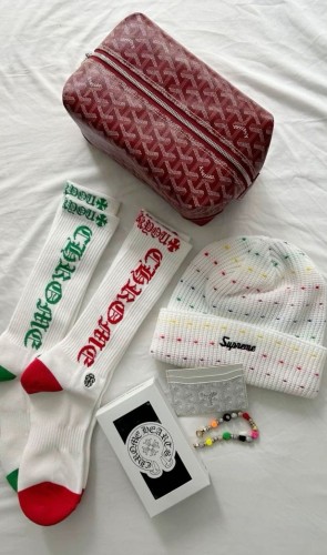 1:1 quality version White Background Gothic Vertical Letter Rib‑Knit Mid‑Crew Socks 3 Pairs Per Card 29399297