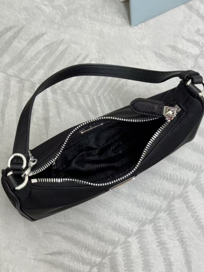1:1 quality version Re Edition 2005 Metal Triangle Logo Nylon Hobo Bag Chain Charm Hand Shoulder Bag 29426269