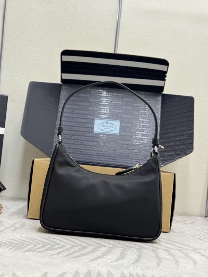 1:1 quality version Re Edition 2005 Metal Triangle Logo Nylon Hobo Bag Chain Charm Hand Shoulder Bag 29426269