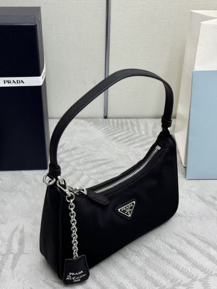 1:1 quality version Re Edition 2005 Metal Triangle Logo Nylon Hobo Bag Chain Charm Hand Shoulder Bag 29426269