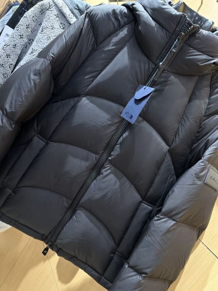 1:1 quality version Curved Quilted Rubber Patch Hooded Zip-Up Down Jacket 29481570