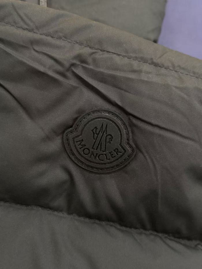1:1 quality version Solid Color Hooded Badge Zipper Sleeveless Down Vest 2 colors 29495381