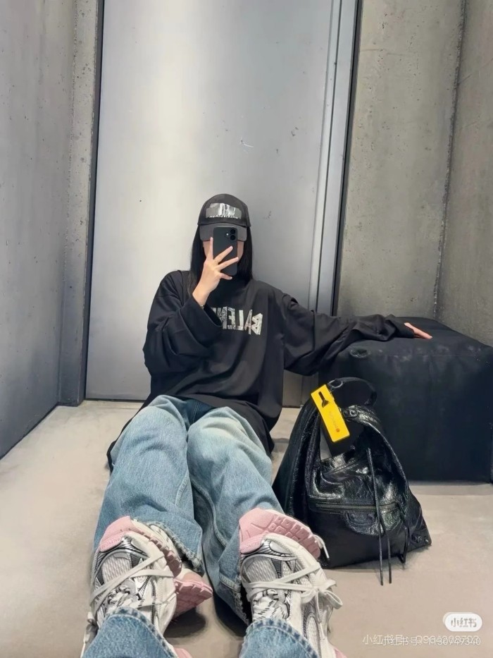 1:1 quality version Black Graffiti Collage Letter Print Oversized Crewneck Long Sleeve Tee 29503987
