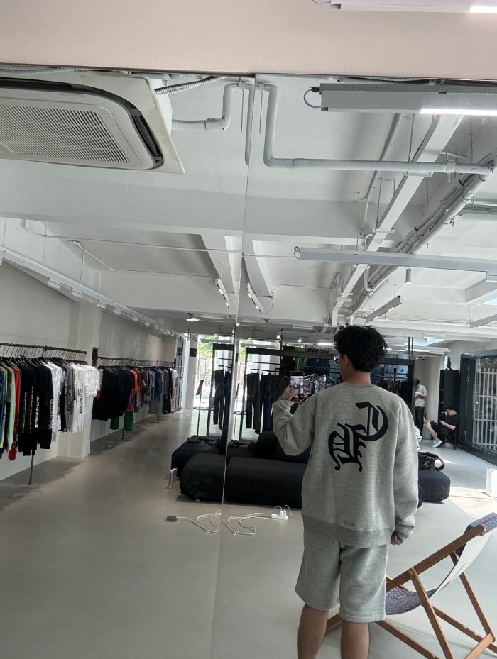 1:1 quality version Black Cross Chest Embroidery Back CH Gothic Script Crewneck Sweatshirt 29527486