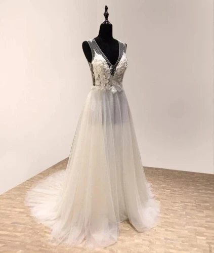 Impressive V-neck Sleeveless Sweep Train Tulle Wedding Dress with Appliques
