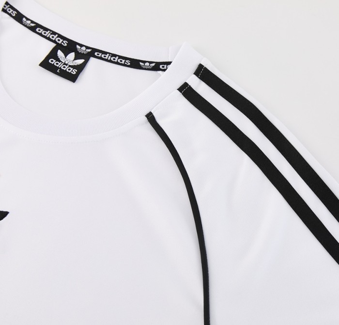 AD  White shorts set
