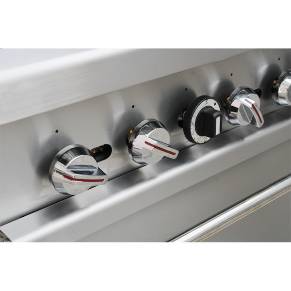 Commercial gas range with griddle and burners