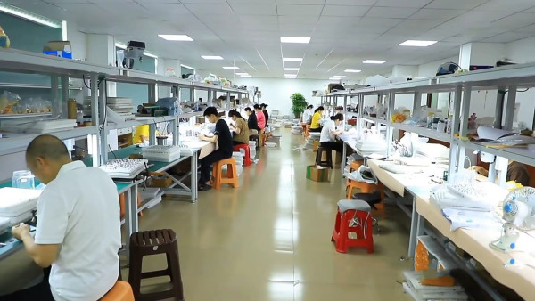 Stainless steel jewelry assembly workshop at Guangzhou Likeme Jewelry Co., Ltd.