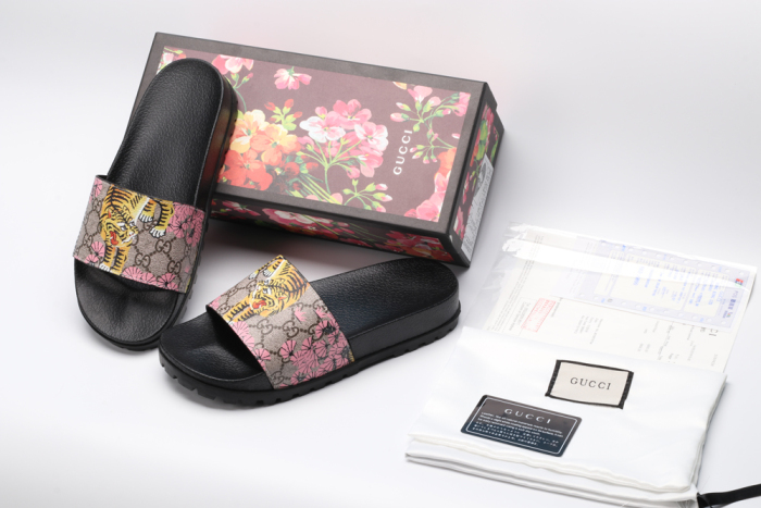 G*cci Sandals