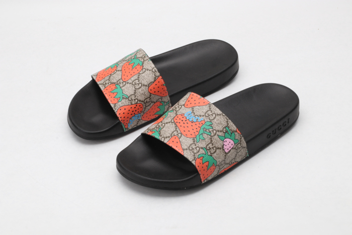 G*cci Sandals