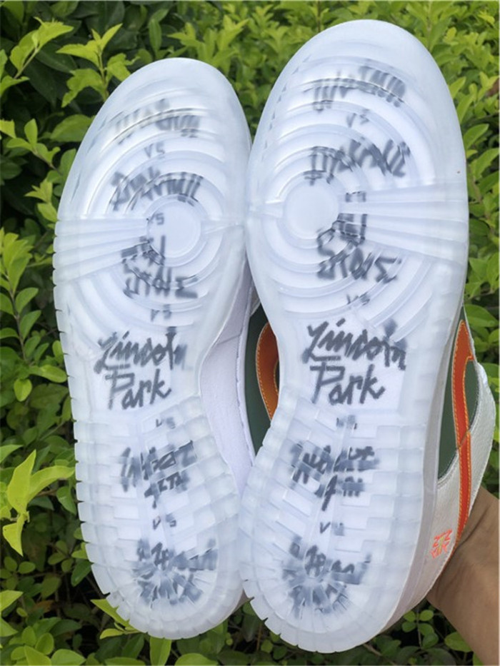 Dunk Low SE NY vs. NY DN2489-300