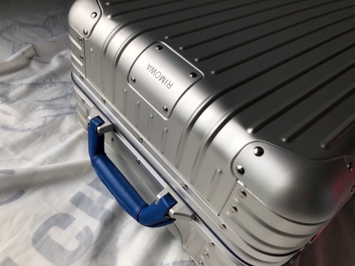 Luggage 21 inch ask price on whatsapp