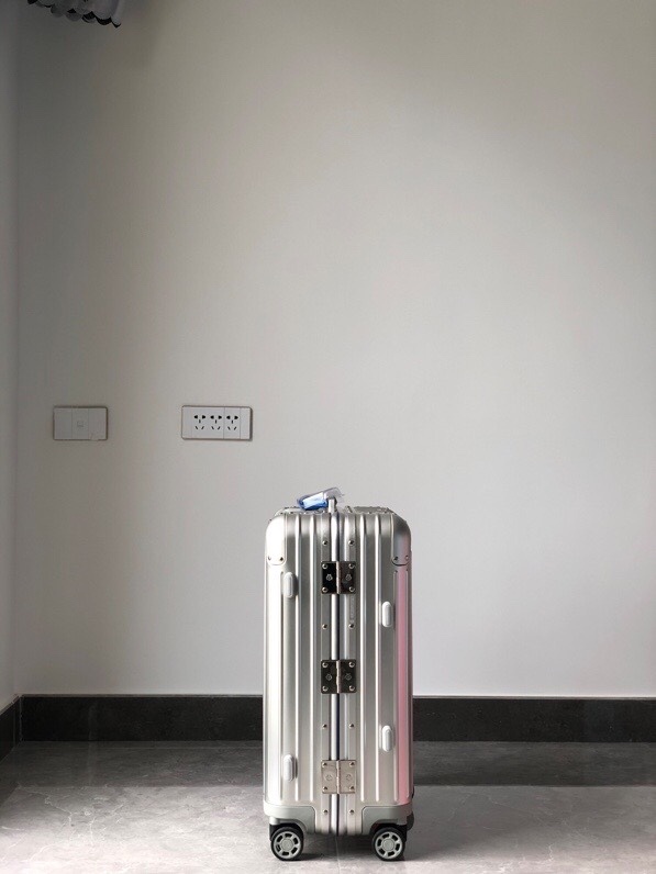 Luggage 21 inch ask price on whatsapp