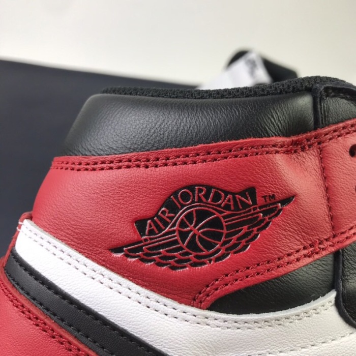 Air Jordan 1 Retro Black Toe  555088-125
