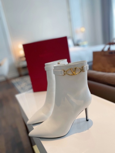 Women 𝑉*𝐴𝐿𝐸𝑁𝑇𝐼𝑁𝑂 Top Sneakers