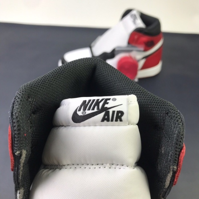 Air Jordan 1 Retro Black Toe  555088-125