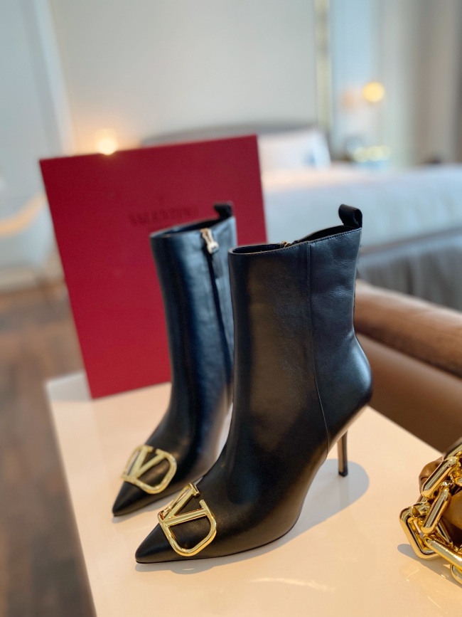 Women 𝑉*𝐴𝐿𝐸𝑁𝑇𝐼𝑁𝑂 Top Sneakers