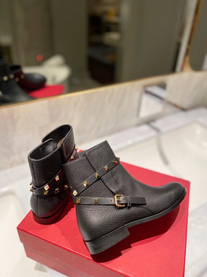 Women 𝑉*𝐴𝐿𝐸𝑁𝑇𝐼𝑁𝑂 Top Sneakers