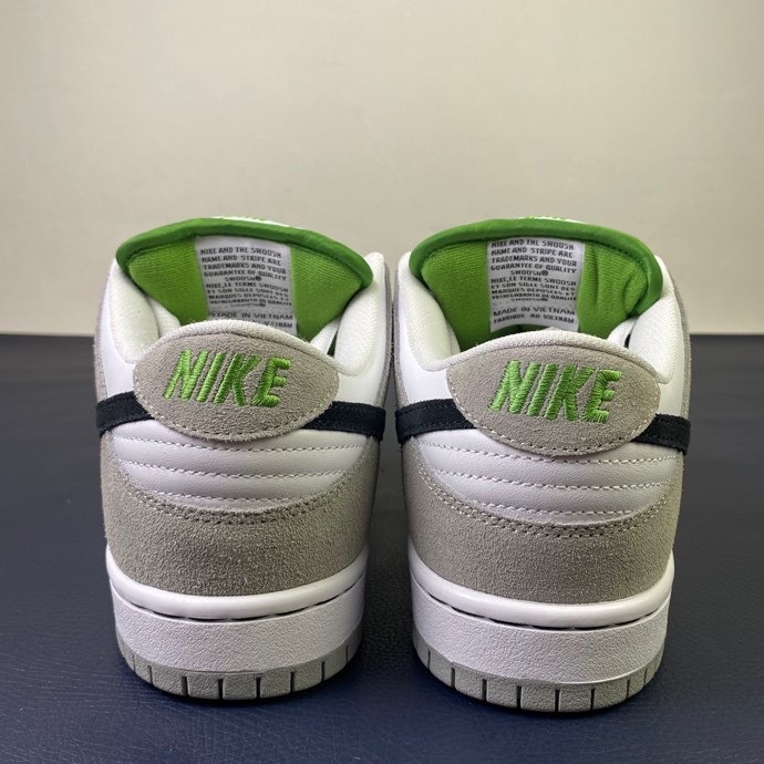 SB Dunk Low Chlorophyll  BQ6817-011