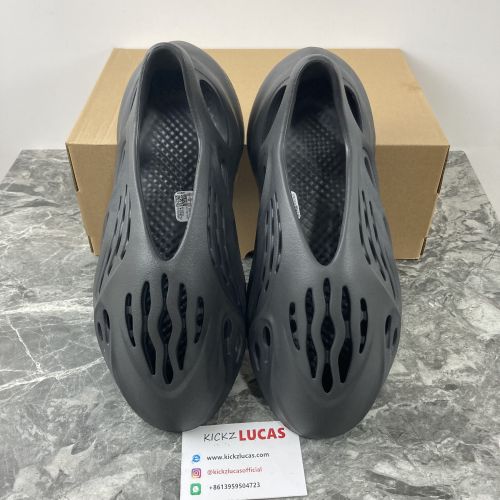 Yeezy Foam RNR Onyx  HP8739