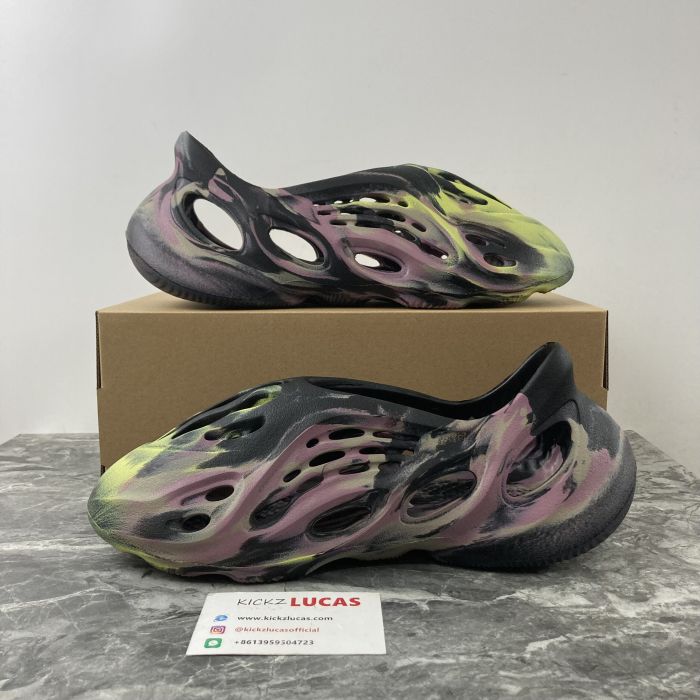 Yeezy Foam Runner MX Carbon  IG9562