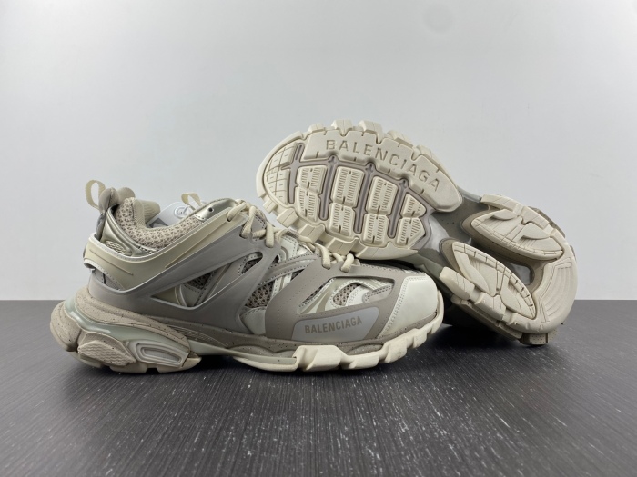 B*alenciaga Track AM221114-1