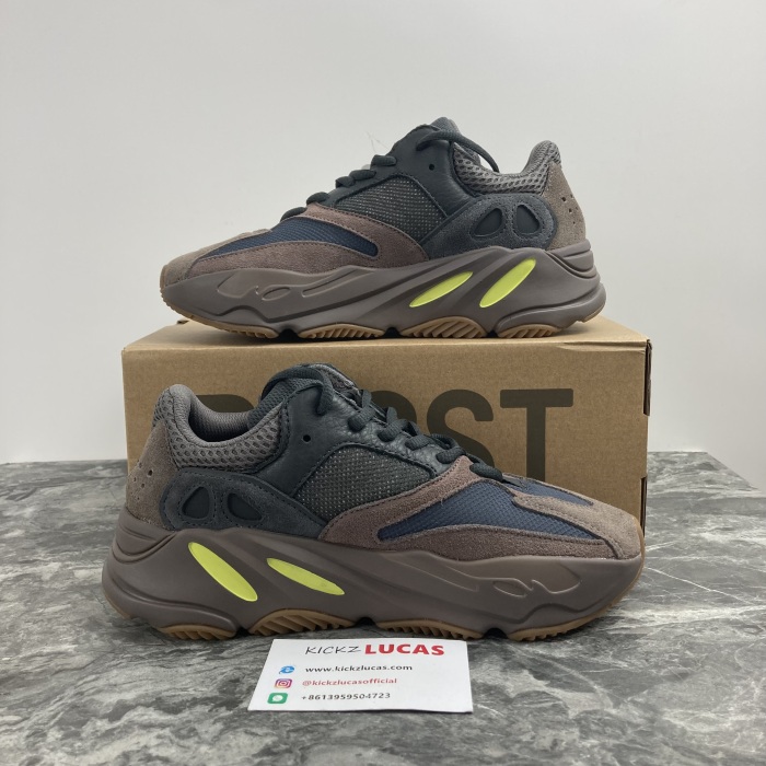 Yeezy Boost 700 Mauve  EE9614