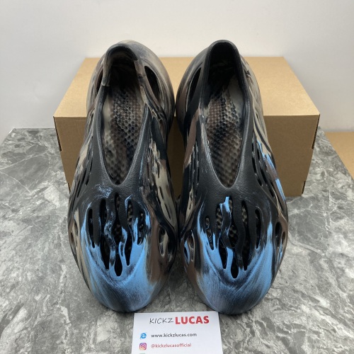 Yeezy Foam Runner MX Carbon  lD4126