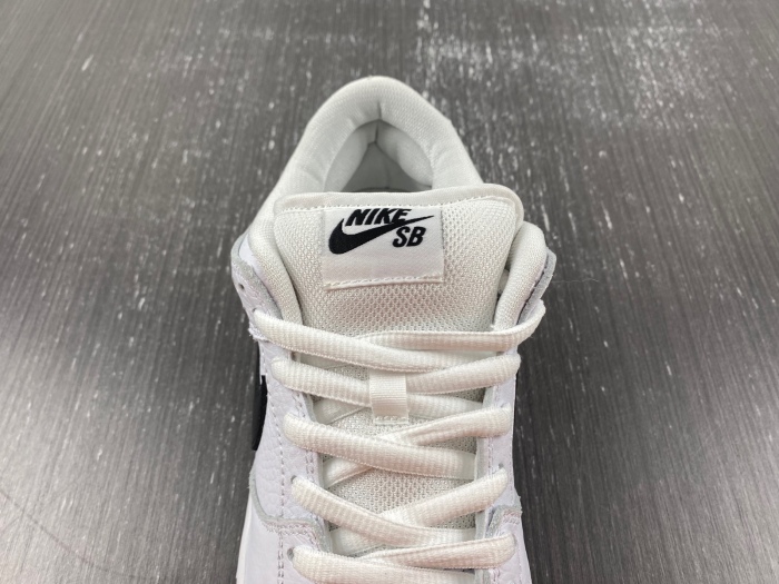 SB Dunk Low Pro White Gum  CD2563-101