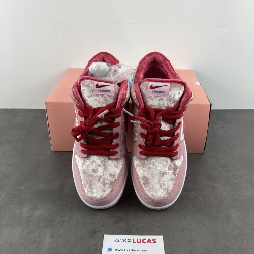 SB Dunk Low StrangeLove Skateboards  CT2552-800