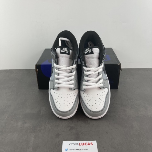 SB Dunk Low Moon DD1503-108